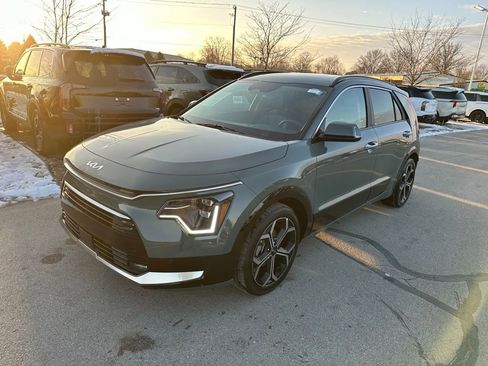 Used 2023 Kia Niro SX Touring image 3