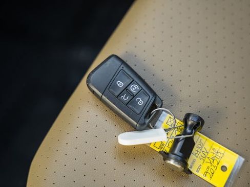 Used 2023 Volkswagen Atlas Cross Sport SE w/ Panoramic Sunroof Package image 37