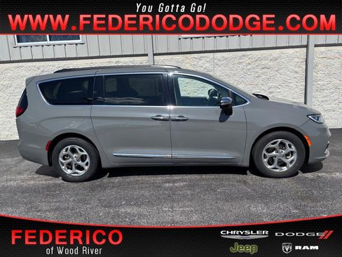 Used 2023 Chrysler Pacifica Limited FWD image 1