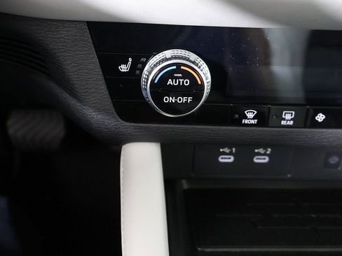 New 2025 Mitsubishi Outlander SE image 50