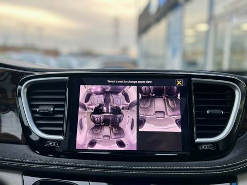 Used 2021 Chrysler Pacifica Limited w/ Uconnect Theater Family Group image 26