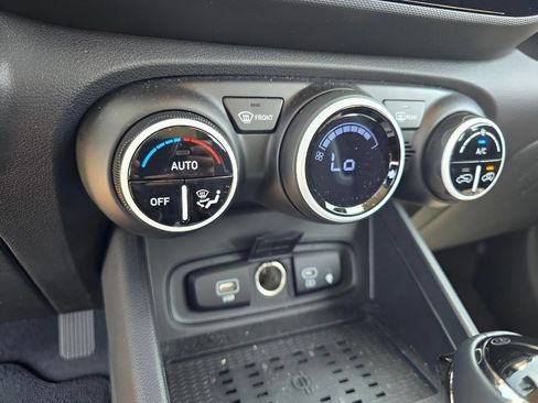 Used 2025 Hyundai Venue Limited FWD image 17