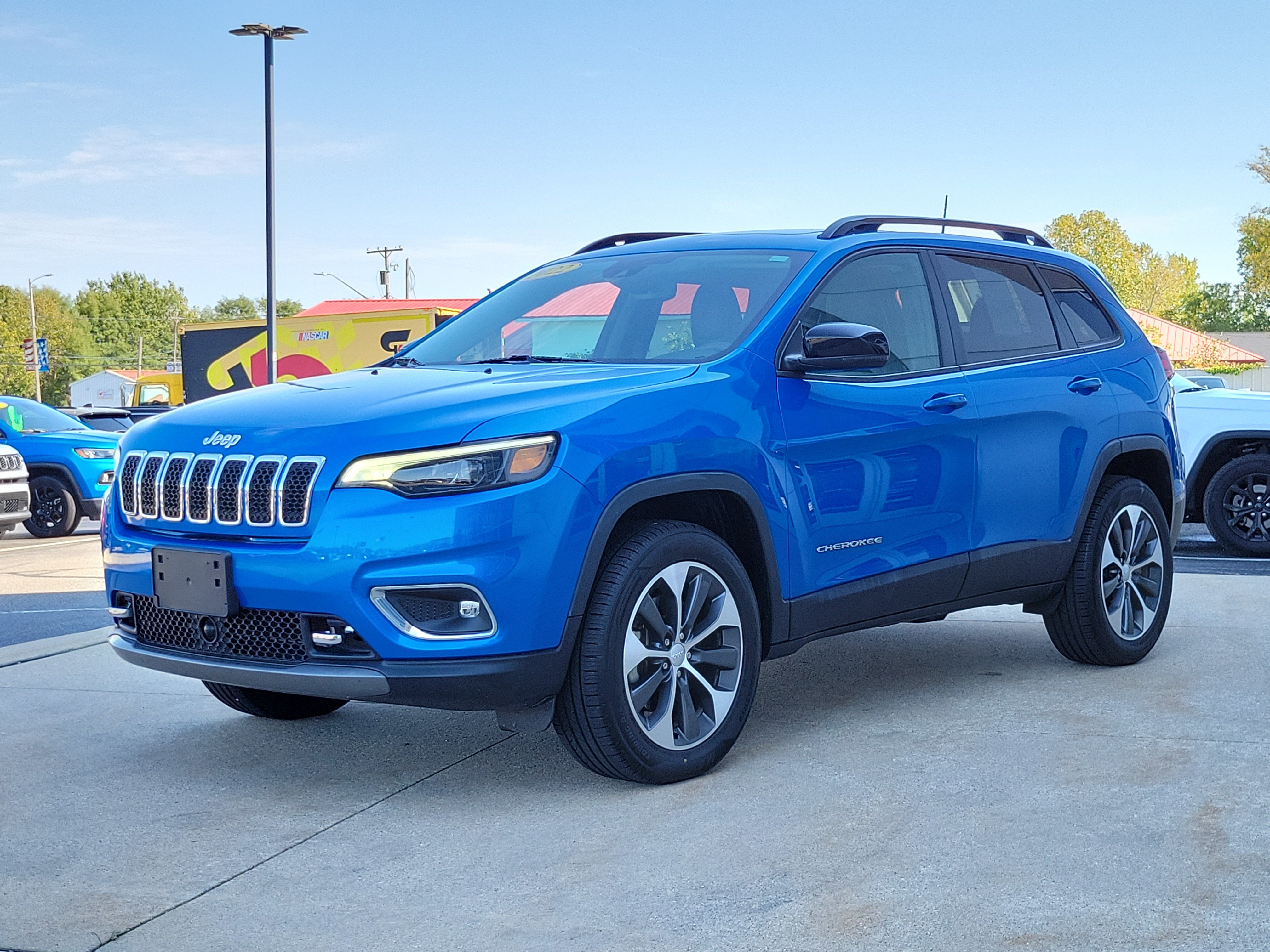 Used 2022 Jeep Cherokee Limited w/ Elite Package AWD/4WD image 2