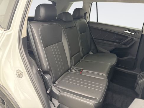 Used 2023 Volkswagen Tiguan SE AWD/4WD image 17