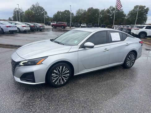 Used 2023 Nissan Altima 2.5 SV w/ SV Premium Package image 3