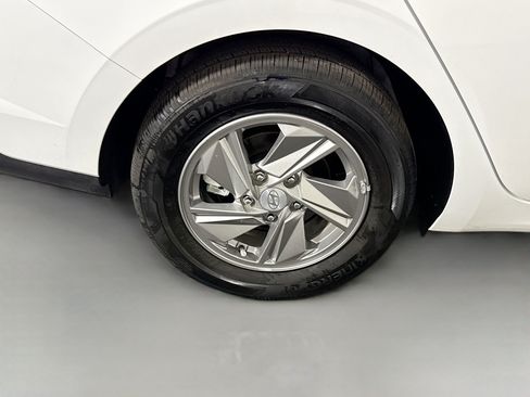 Used 2025 Hyundai Elantra SE FWD image 32