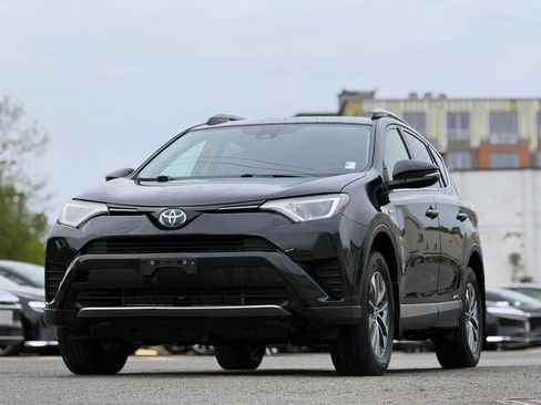 Used 2018 Toyota RAV4 LE AWD/4WD image 1
