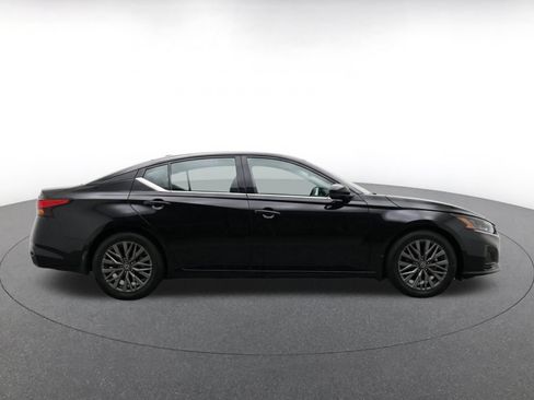Used 2025 Nissan Altima 2.5 SV FWD image 10