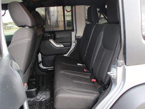 Used 2016 Jeep Wrangler Unlimited Rubicon w/ Connectivity Group image 28