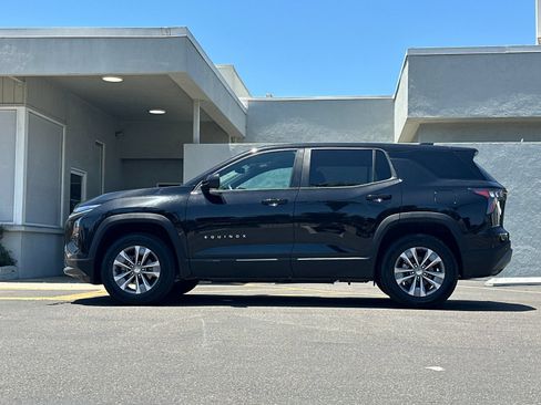 Used 2025 Chevrolet Equinox LT AWD/4WD image 2