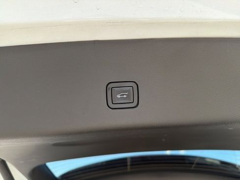 Used 2023 Chevrolet Traverse LT image 9