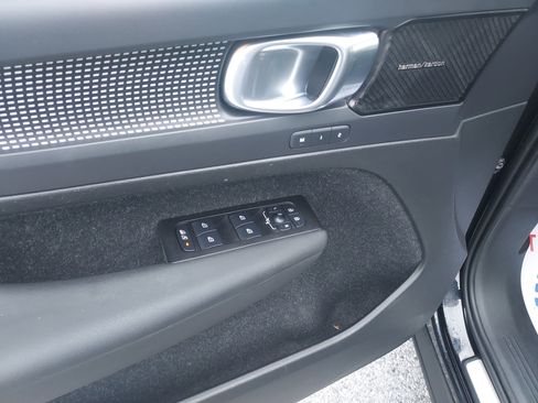 Used 2021 Volvo XC40 P8 Recharge image 14