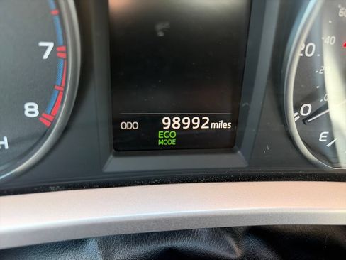 Used 2018 Toyota RAV4 LE FWD image 16