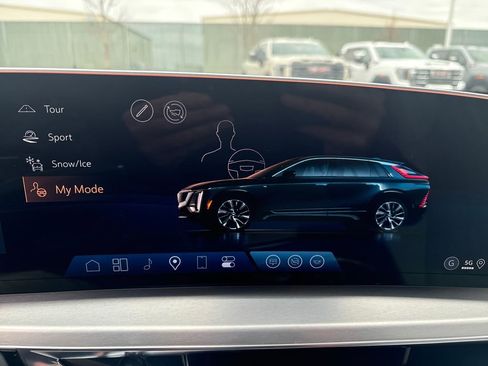 New 2025 Cadillac Lyriq Premium Luxury image 40