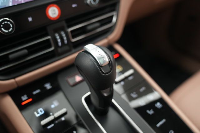 Certified 2026 Porsche Macan AWD/4WD image 42