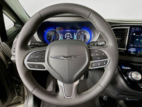 Used 2025 Chrysler Pacifica Select image 11