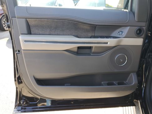 Used 2021 Ford Expedition Limited image 11