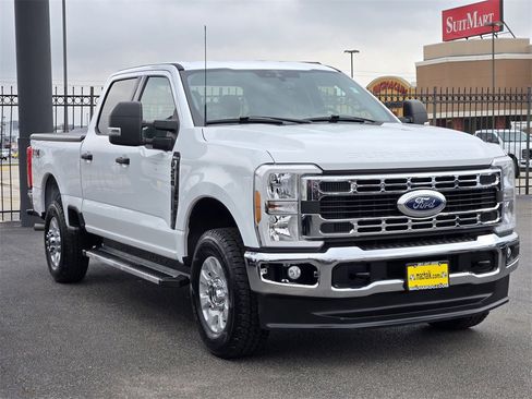 Used 2023 Ford F250 XLT w/ FX4 Off-Road Package image 3
