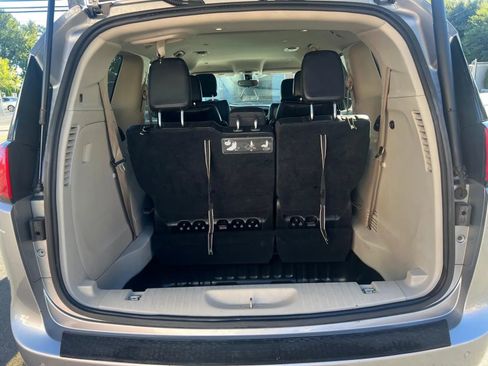 Used 2018 Chrysler Pacifica Touring-L w/ Premium Audio Group image 10