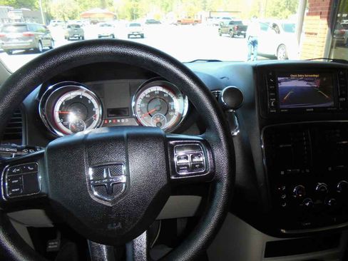 Used 2020 Dodge Grand Caravan SE w/ UConnect Hands-Free Group image 6