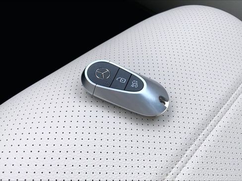 Used 2025 Mercedes-Benz GLC 300 4MATIC image 15