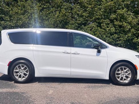 Used 2024 Chrysler Pacifica Touring-L FWD image 9