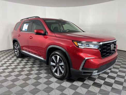 Used 2025 Honda Pilot Touring image 1