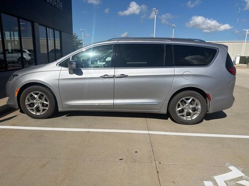 Used 2018 Chrysler Pacifica Limited FWD image 4