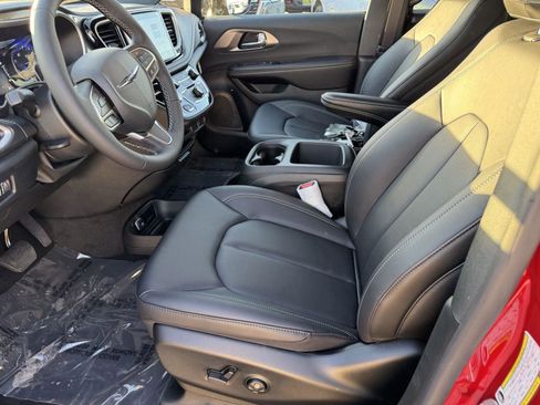 New 2026 Chrysler Pacifica Select image 10