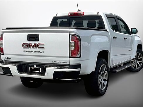 Used 2022 GMC Canyon Denali image 2