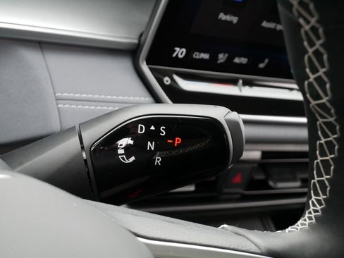 Used 2025 Volkswagen Tiguan SE w/ Panoramic Sunroof Package AWD/4WD image 24