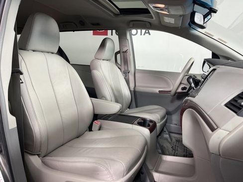 Used 2012 Toyota Sienna XLE image 34