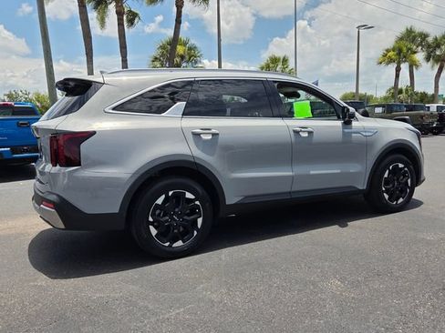 Used 2024 Kia Sorento S FWD image 7