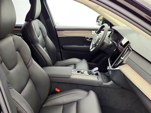 Used 2025 Volvo XC90 B6 Ultra AWD/4WD image 24