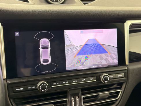 Used 2020 Porsche Macan AWD/4WD image 25