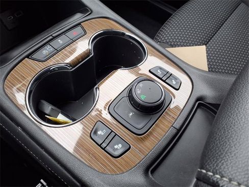 Used 2023 GMC Acadia SLE w/ Driver Convenience Package image 8