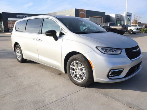 New 2026 Chrysler Pacifica Select image 1