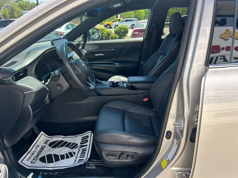 Used 2023 Toyota Venza XLE image 9