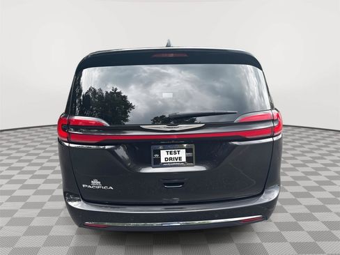 Used 2023 Chrysler Pacifica Touring-L FWD image 6