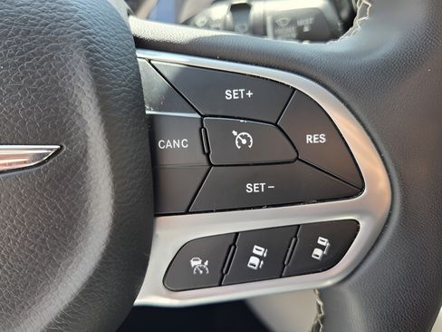 Used 2023 Chrysler Pacifica Touring-L FWD image 25