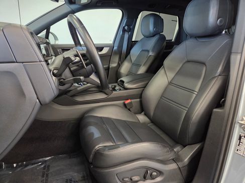 Certified 2024 Porsche Cayenne AWD/4WD image 5