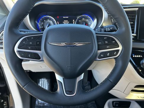 Certified 2024 Chrysler Pacifica Touring-L image 22