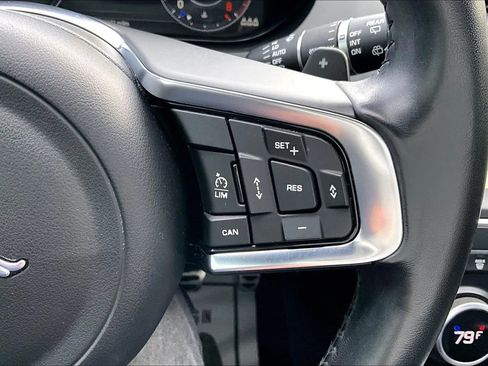 Used 2019 Jaguar E-PACE R-Dynamic SE image 19