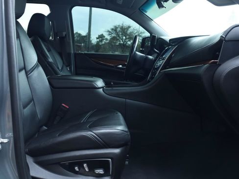 Used 2019 Cadillac Escalade ESV Luxury RWD image 17