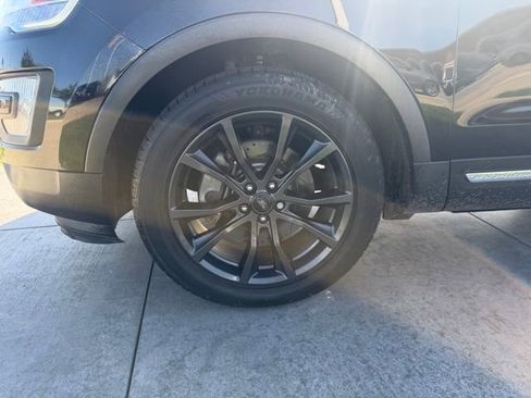 Used 2017 Ford Explorer XLT w/ Equipment Group 202A image 4