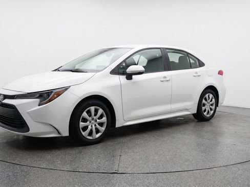 Used 2025 Toyota Corolla LE FWD image 3