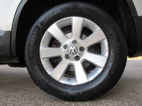 Used 2009 Volkswagen Tiguan SE image 28