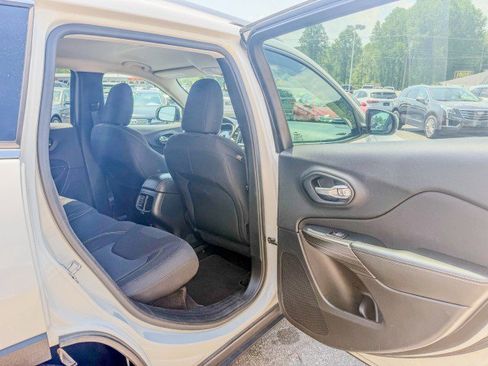 Used 2015 Jeep Cherokee Latitude FWD image 13