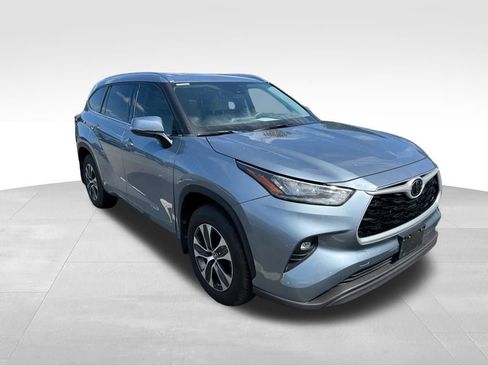 Used 2020 Toyota Highlander XLE AWD/4WD image 4