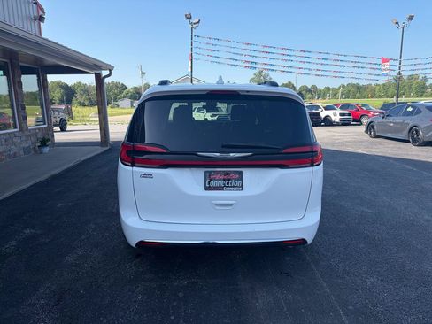 Used 2022 Chrysler Pacifica Touring-L FWD image 5